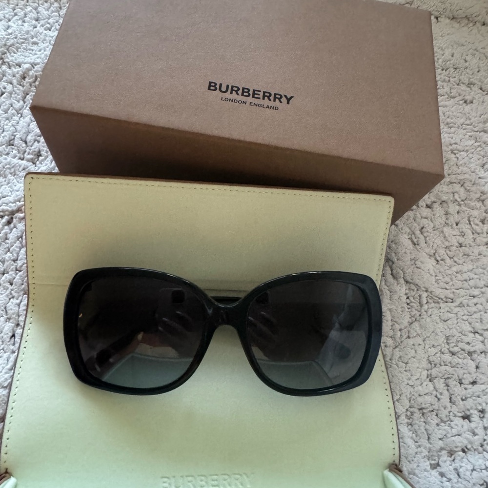 Burberry Elegant Black Sunglasses - Picture 5 of 7